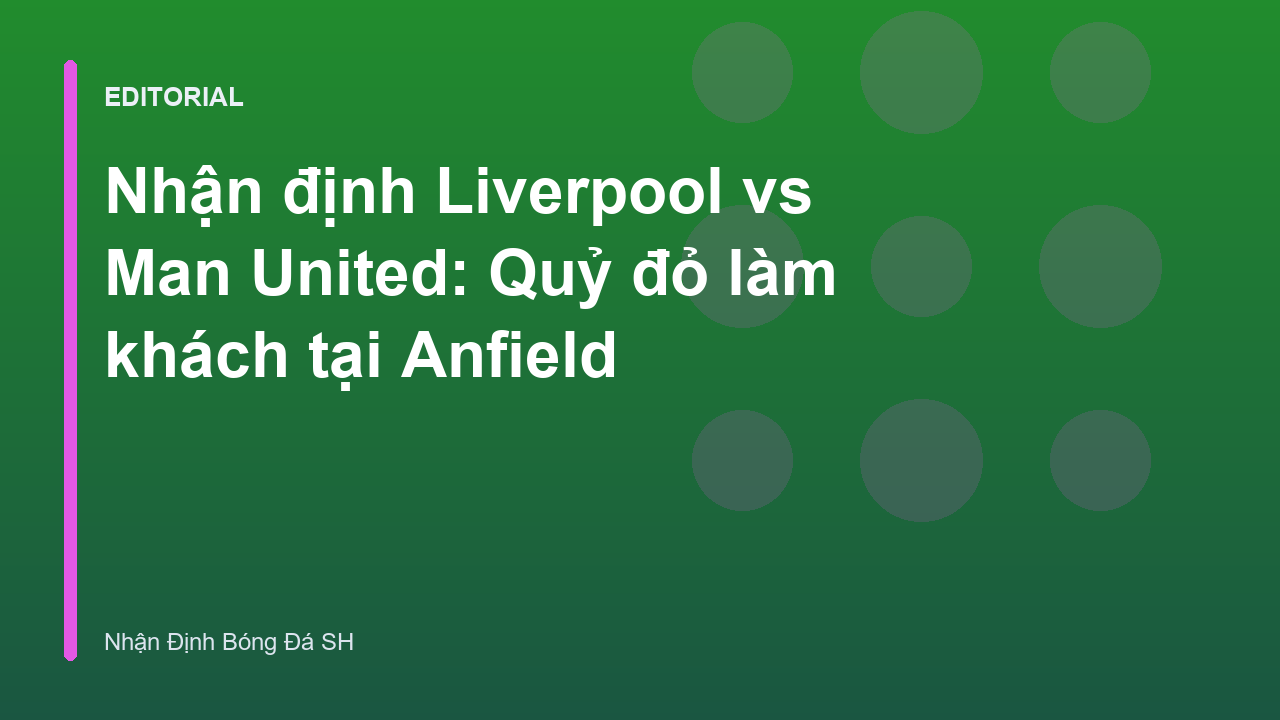Cầu thủ Liverpool và Man United tranh chấp bóng